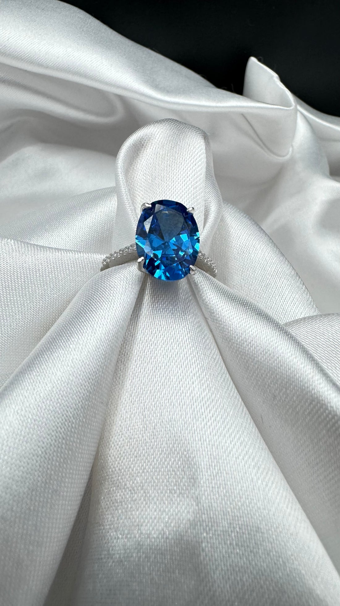 Sophisticated blue stone ring in 925 Silver