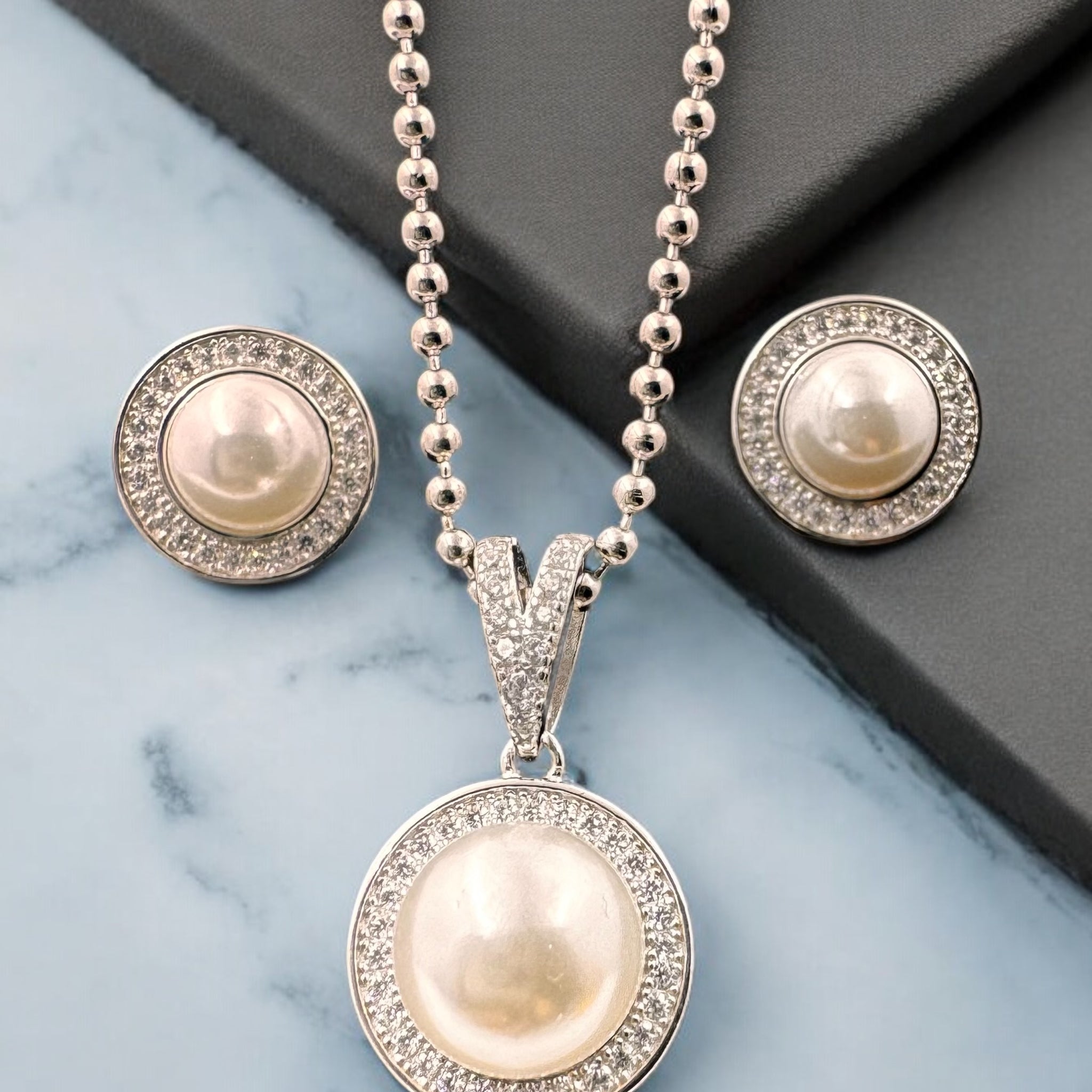 Elegant pearl Pendent Set in 92.5 HM Silver along chain