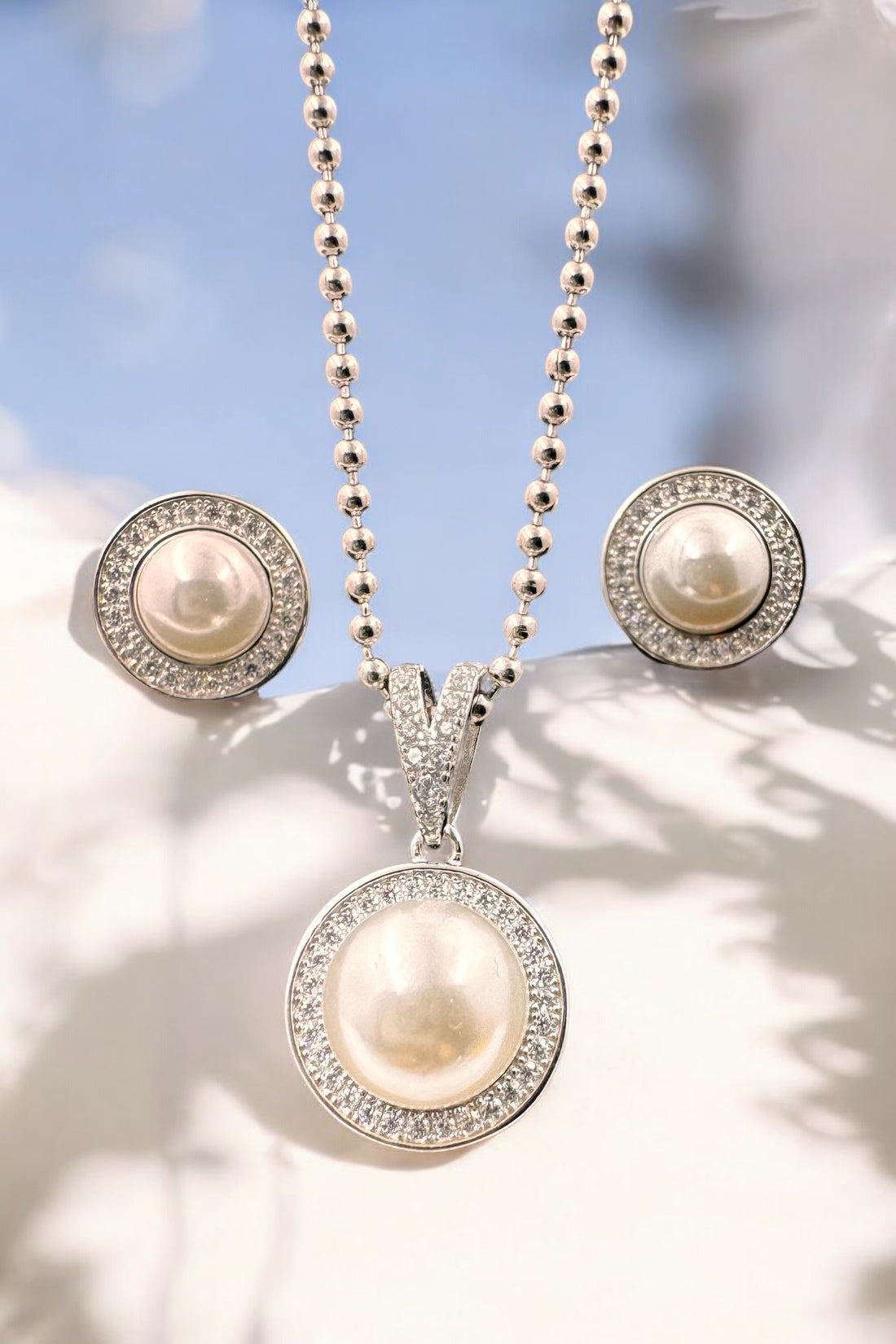 Elegant pearl Pendent Set in 92.5 HM Silver along chain