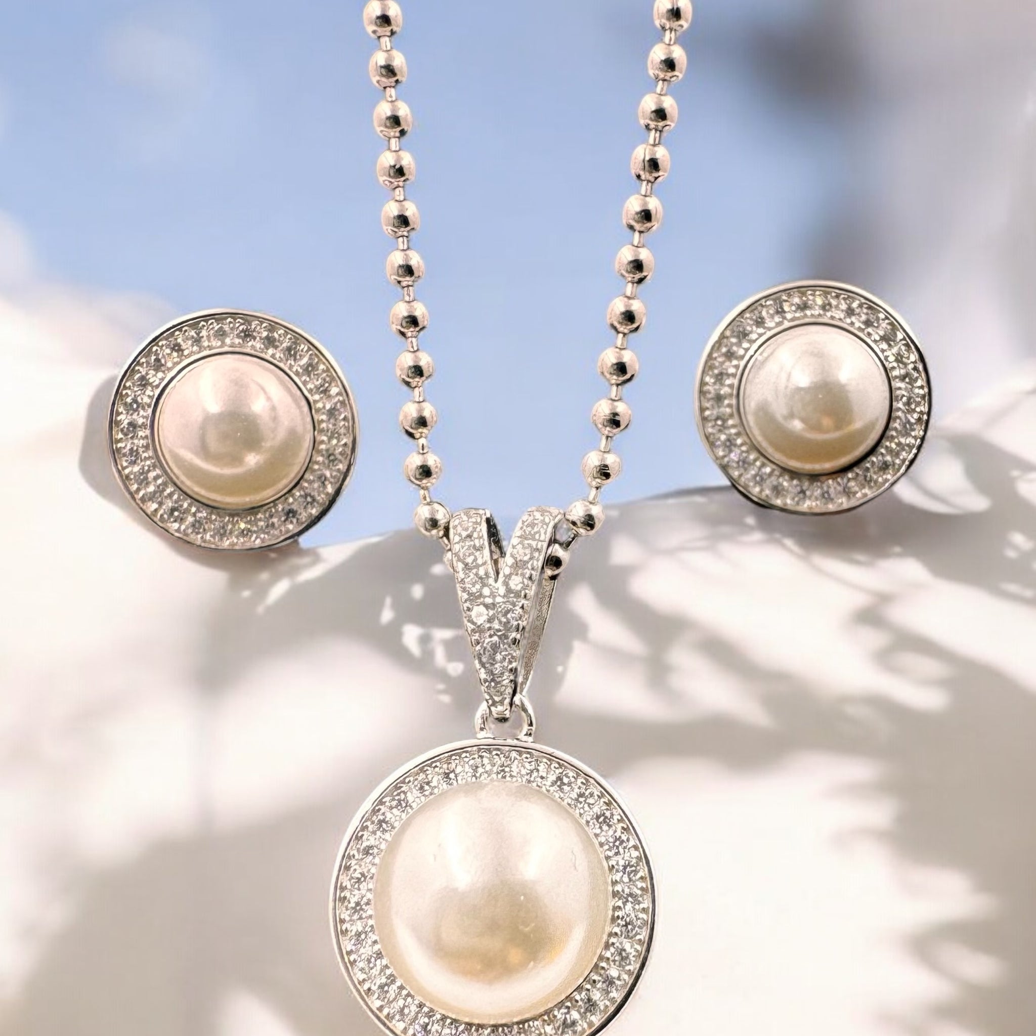 Elegant pearl pendant set