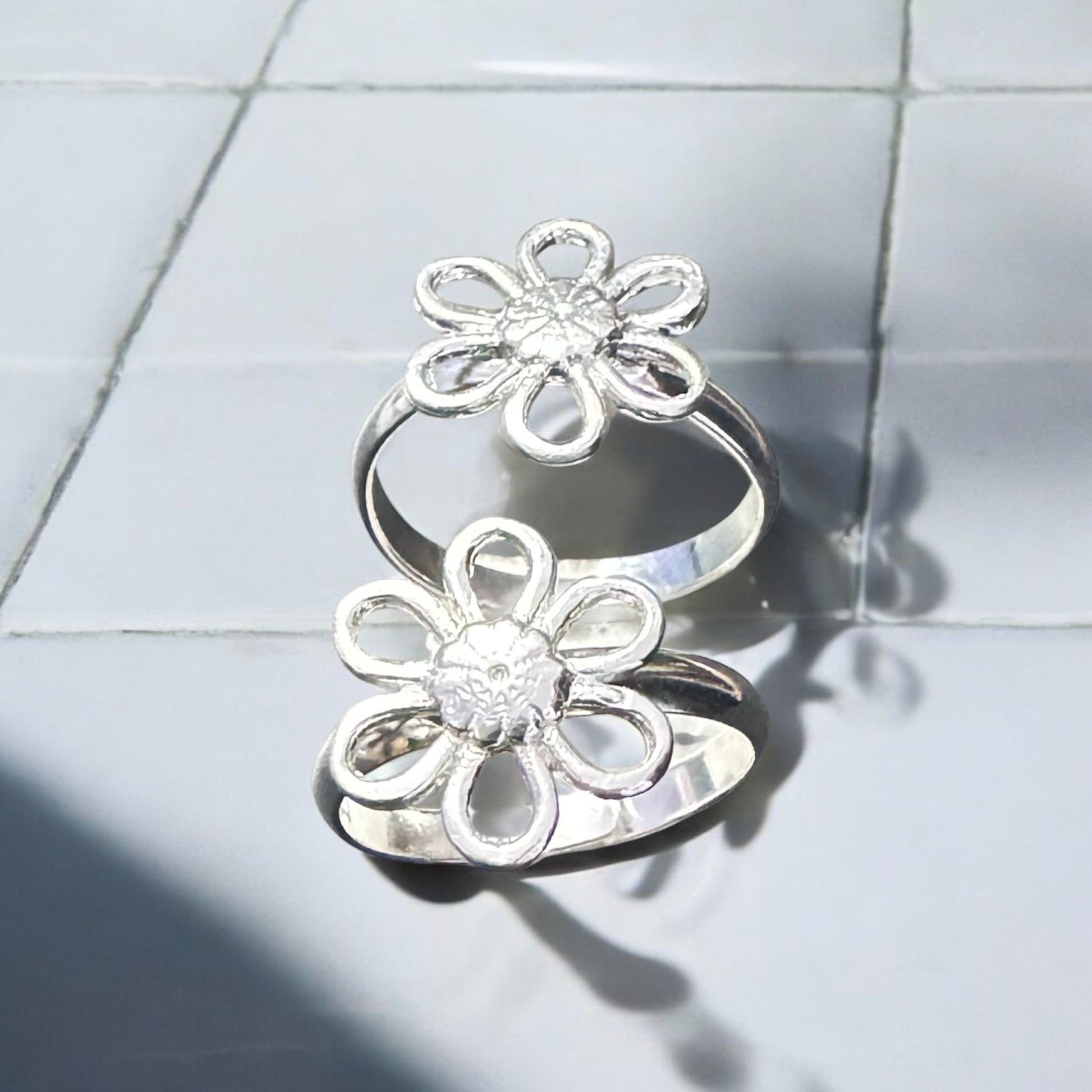 Traditional silver floral toe ring design