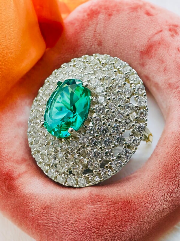 A traditional sophisticated 925 silver ring with white and green stones which soothing your eyes