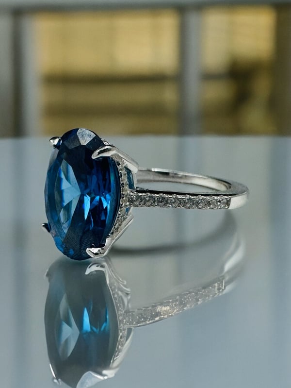 Sophisticated blue stone ring in 925 Silver
