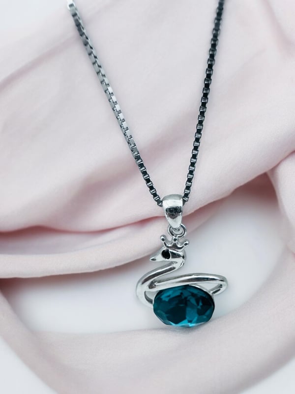 Beautiful Swan chain with Semi precious green stone in 92.5 HM Silver