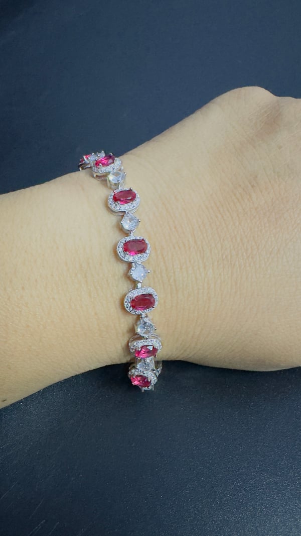 Beautifull semi-precious ruby bracelet with sarvoski in 92.5 HM silver